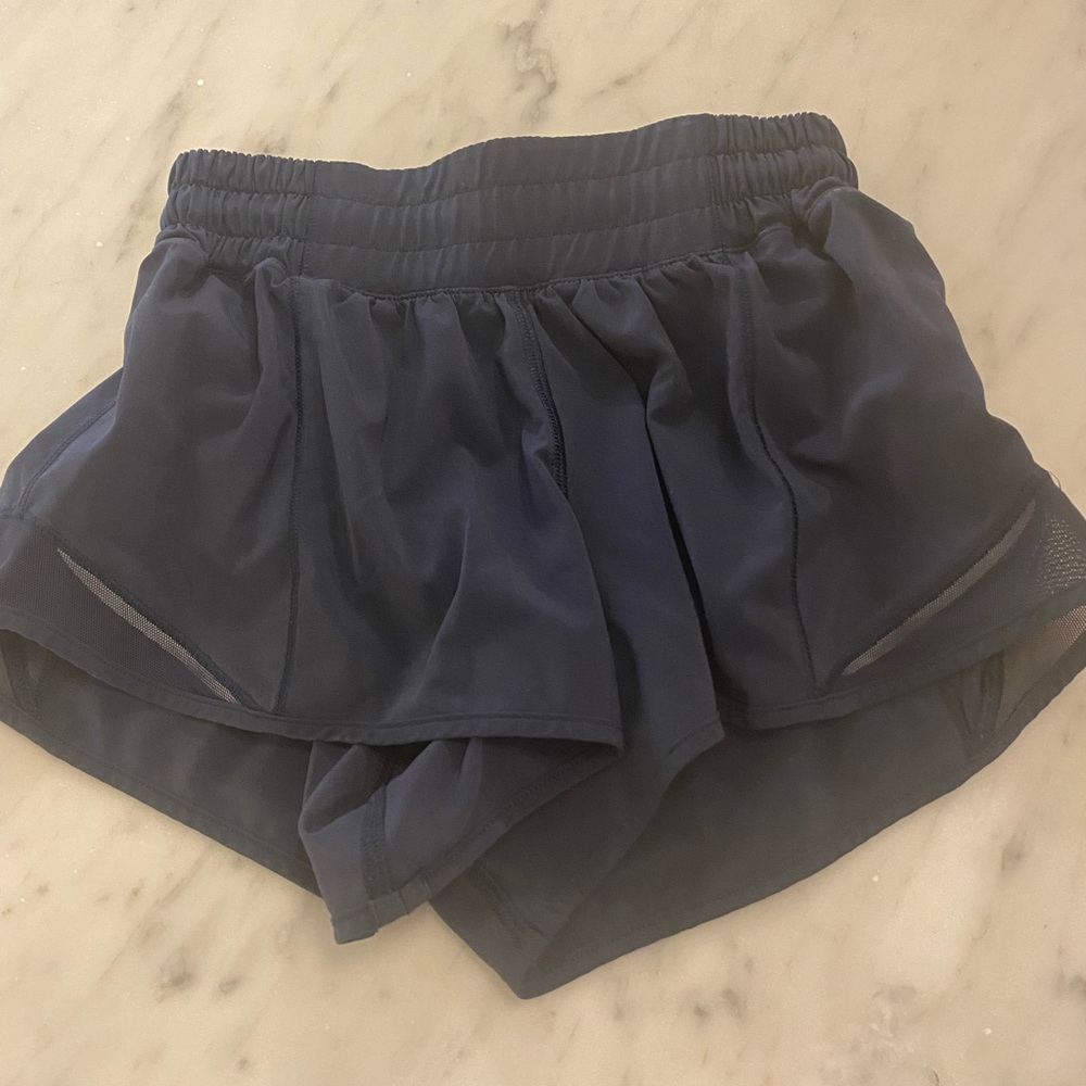 Lululemon Hotty Hot 2.5 shorts size 2 True Navy low rise